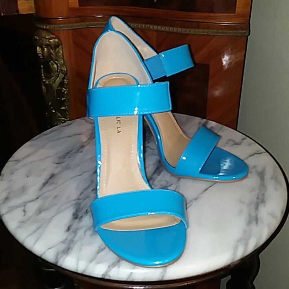 NIB! 4.2 inch Turquoise open toe sandal